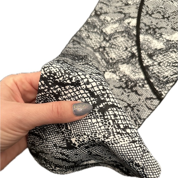 Zyia Light n Tight Pocket High Rise Capri 20” in Cobra Metallic - Picture 3 of 13